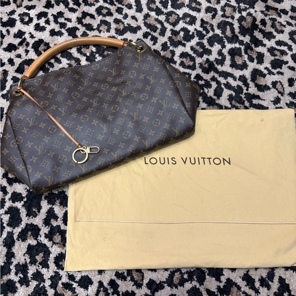 Great Condition Louis Vuitton Artsy MM Monogram with LV charm attachment! - Picture 7 of 7